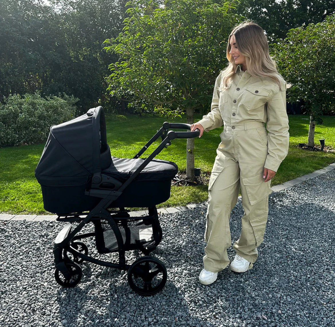 MB200i Dani Dyer Black Leopard iSize Travel System